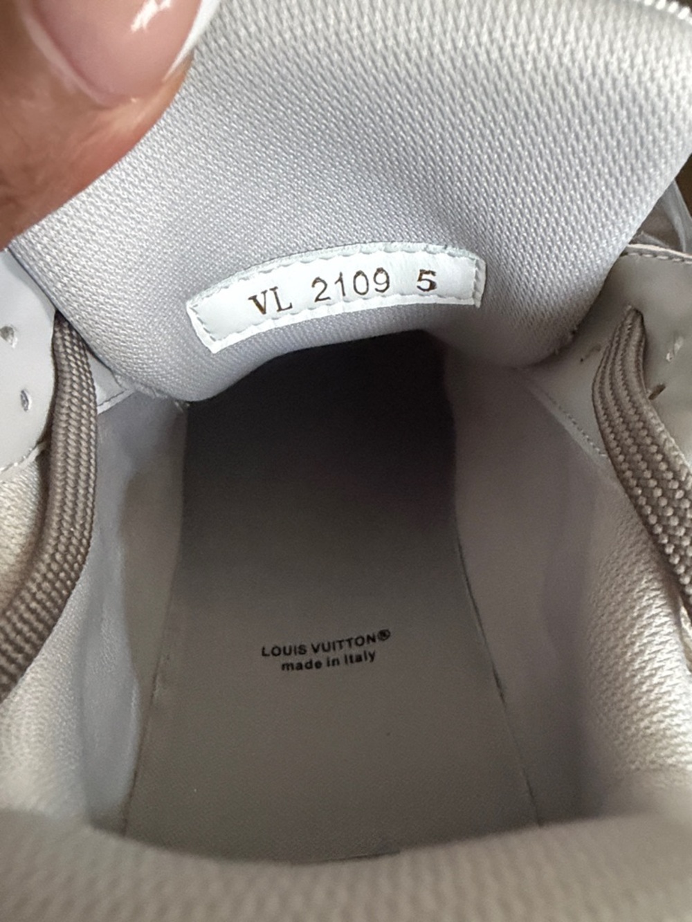 Louis Vuitton White & Light Gray Low-Top Trainer 5/39 in European - Picture 4 of 4